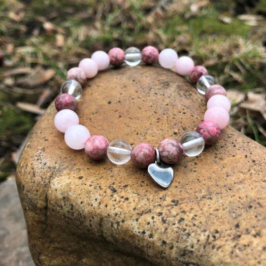 Minerální náramek růženín, křišťál, jaspis - KVĚT TŘEŠNĚ